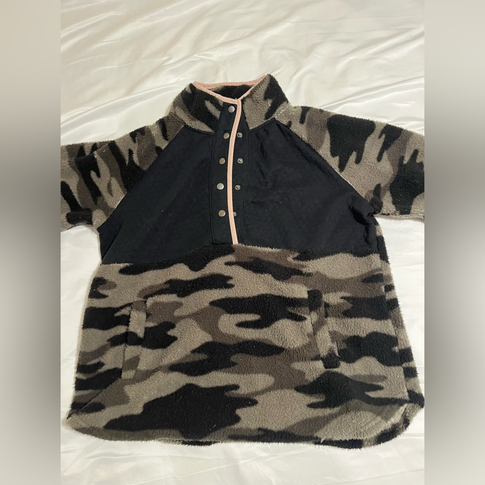 Large women’s Maurice’s quarter zip up